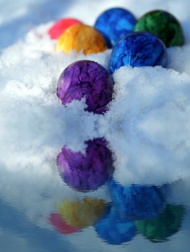 洁白积雪清澈水面倒影彩色圆球