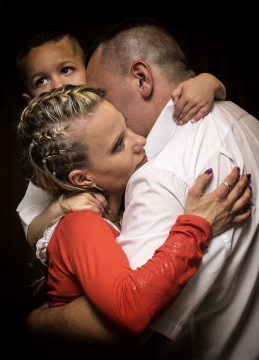 一同拥抱着的一家三口