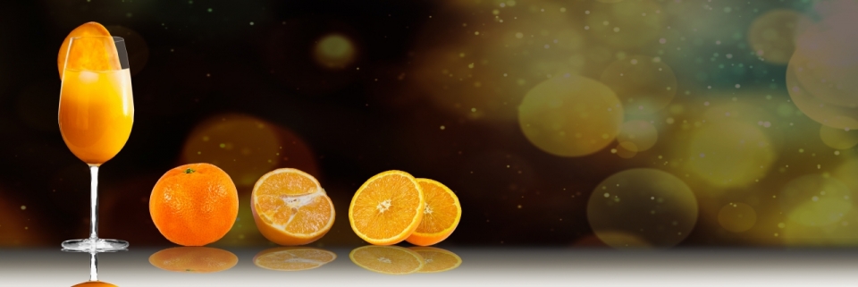 桌上被切开的橙子和榨出来的果汁摄影