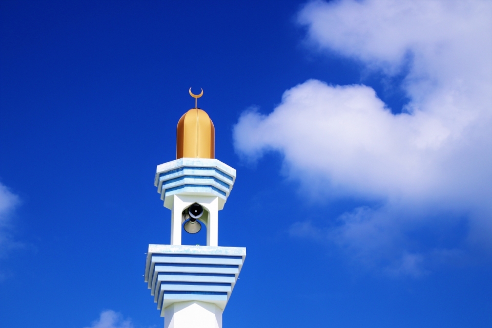 马尔代夫蓝色天空下教堂建筑彩色柱子