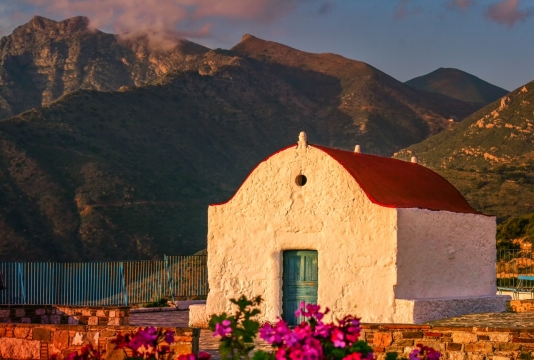 傍晚阳光郊外墓地红色屋顶建筑