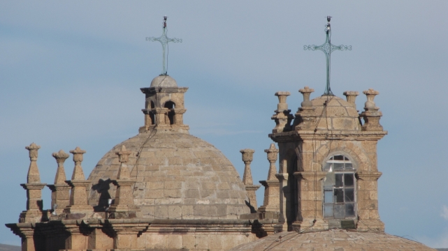 天空之下楼顶十字架装着避雷针的教堂