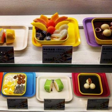 商店柜台上摆放的诱人美食