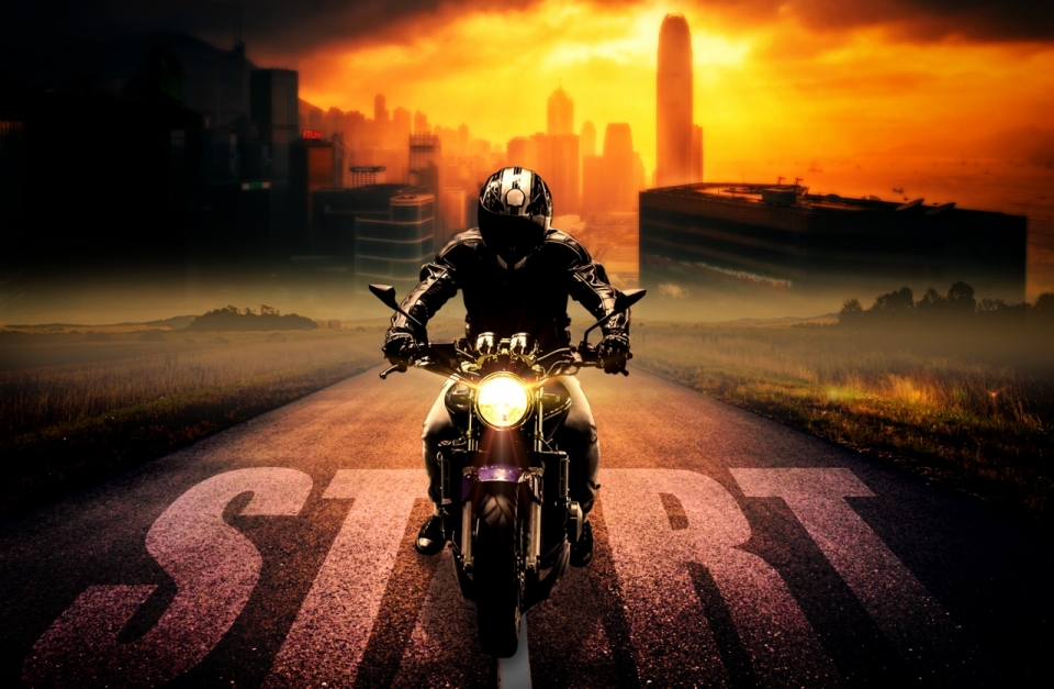 世界末日背景男子骑摩托车电影画面