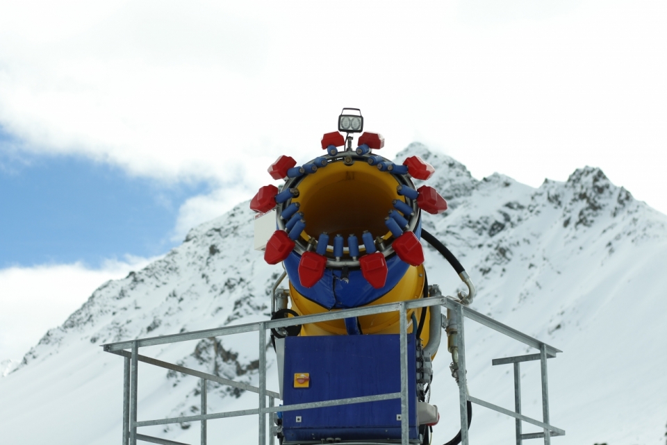 冬天雪后白色山峰前栏杆围加农炮