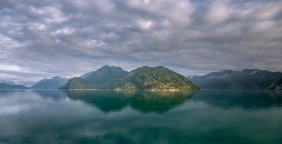 乌云密布湖泊中巨大岛屿风景