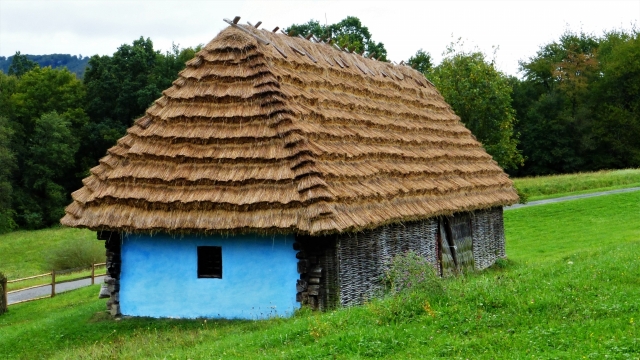 空旷郊外自然绿色草坪田园房屋建筑
