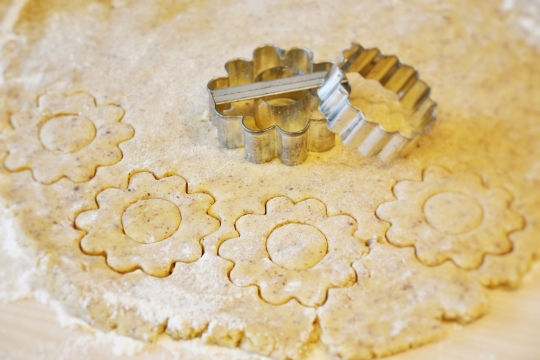 案板上制作的饼干和模具经济摄影