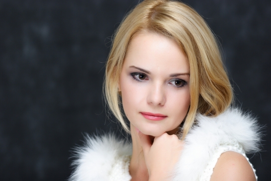 黑色背景金色长发白色服装美女