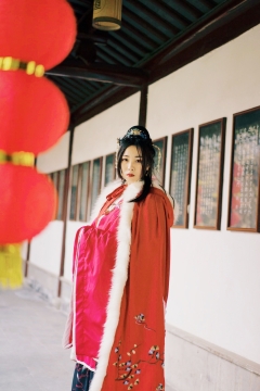 汉服刺绣红色斗篷美女