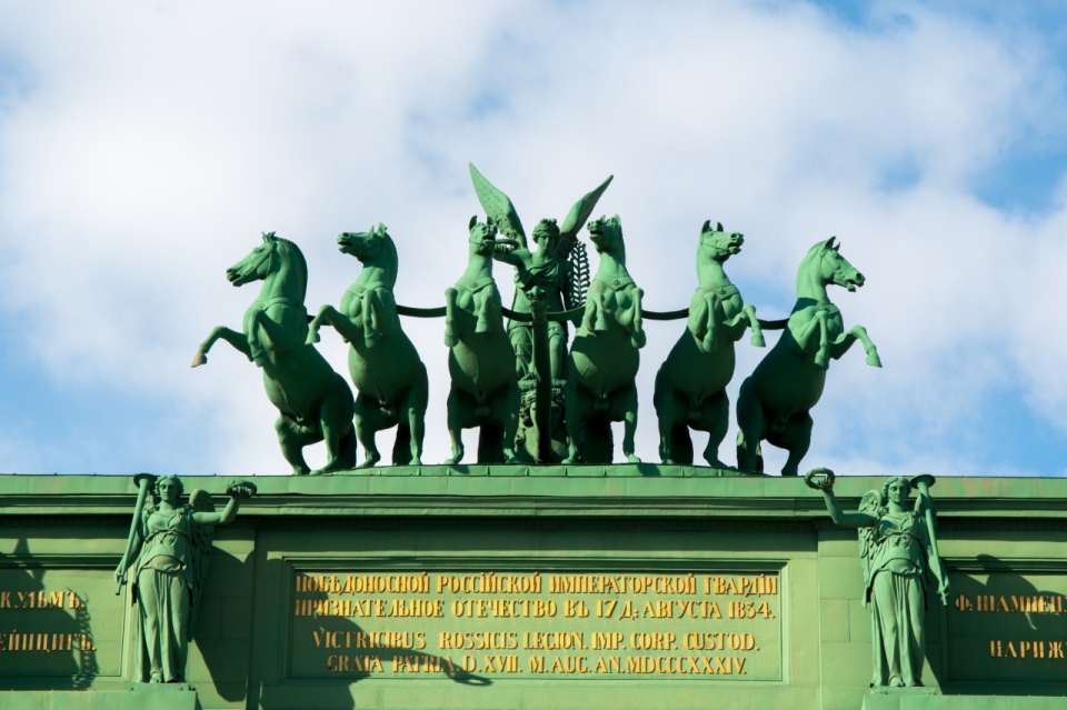 高大绿色底座战马天使雕像外观