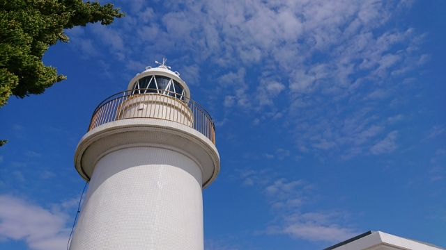 阳光蓝色天空白色塔建筑
