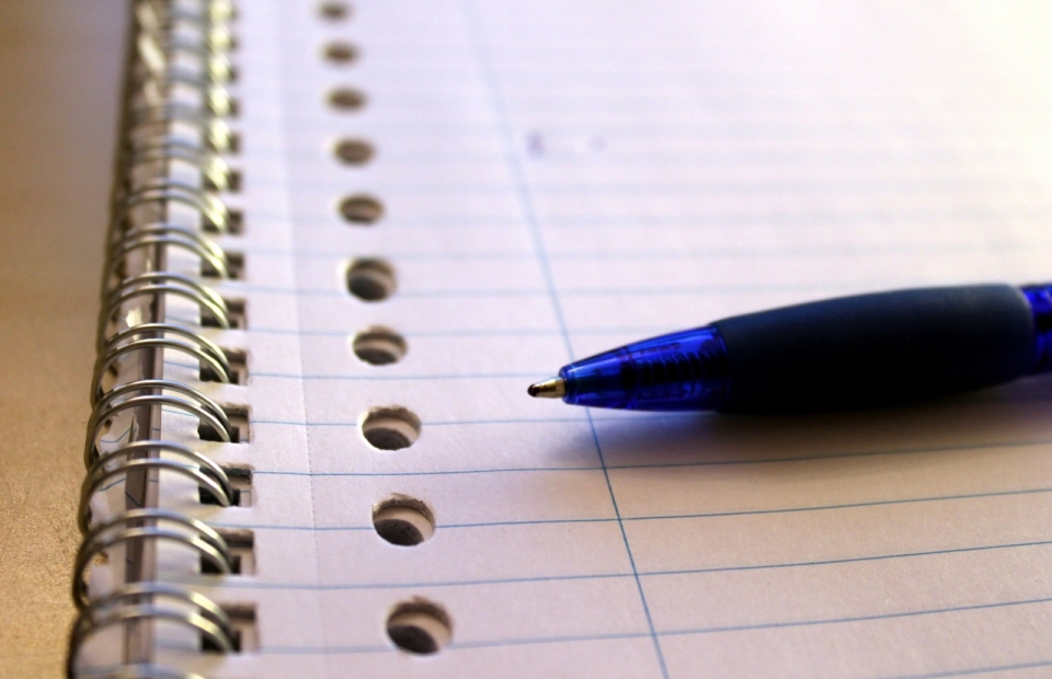 桌面空白金属线圈笔记本上蓝色圆珠笔