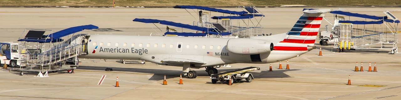 阳光城市机场内美国飞机