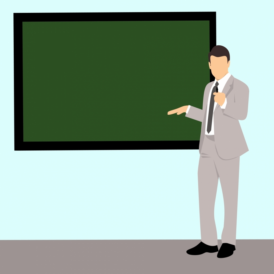 穿着灰色西装在黑板前讲课的男子卡通形象