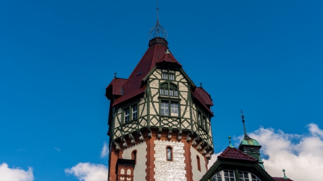 六边形塔楼建筑华丽装饰外观