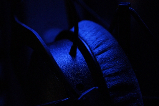 昏暗室内蓝色灯光黑色耳机特写