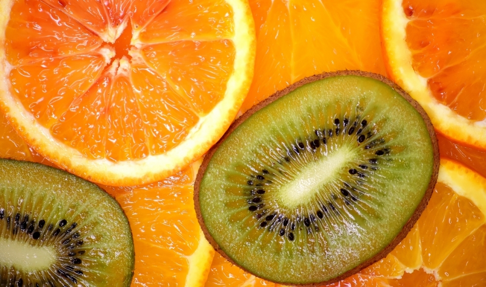 新鲜水果切片绿色猕猴桃橙色橙子