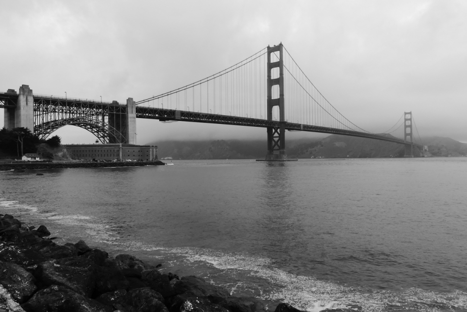 黑白风格河面桥梁壮观景象