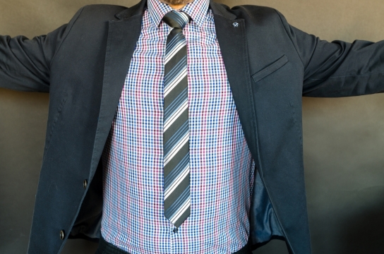 平躺地面穿衬衫西装打领带商务男性