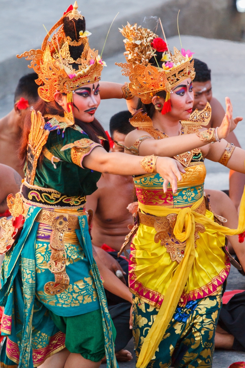 乌鲁瓦图民族传统装扮舞蹈女性