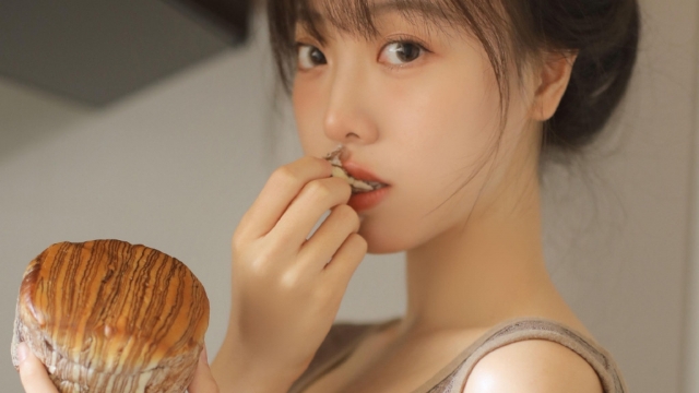 漂亮可爱美女妩媚高清桌面壁纸