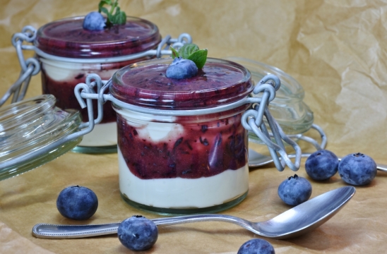 蓝莓果酱酸奶甜品特写