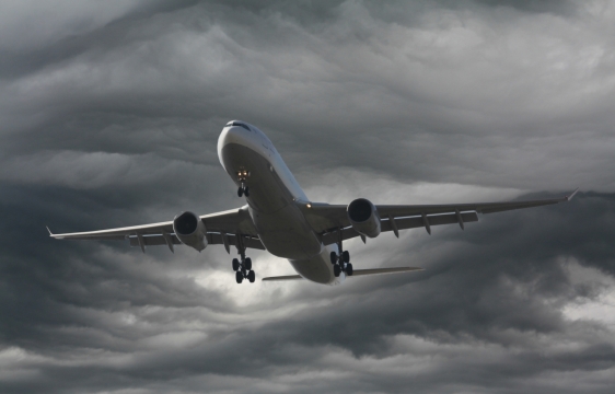 乌云密布天空大型客机航拍