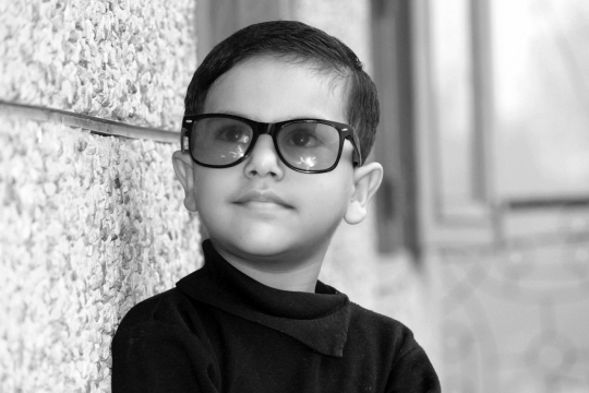 黑白城市街道戴墨镜时尚短发男孩