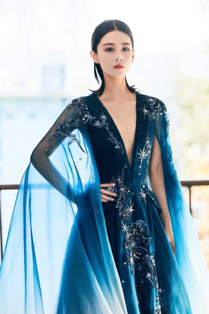 张馨予2021中国国际时装周星海女神礼服写真
