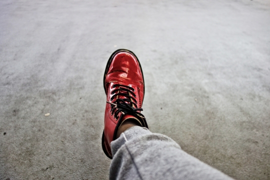 穿灰色裤子红色皮质鞋子女性