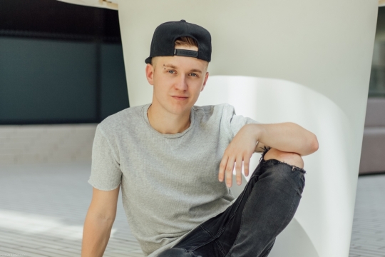 坐在街边走廊穿着嘻哈风格的人