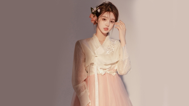 可爱韩服美女高清桌面壁纸