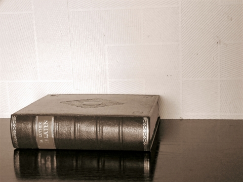 黑色简约书桌上的黑色书本