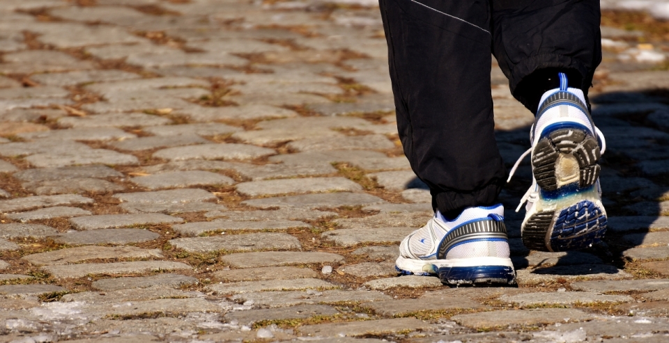 阳光城市街道跑步运动脚部鞋子特写