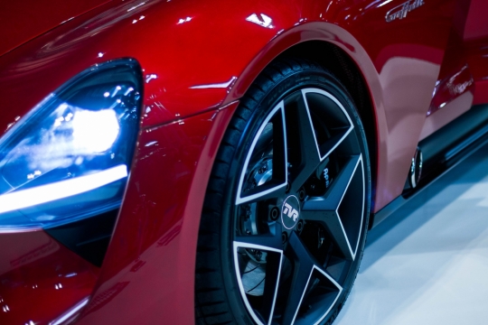 室内崭新开灯光红色轿车