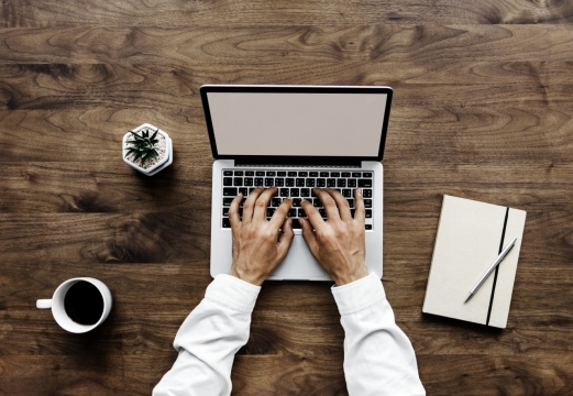 木制桌面笔记本电脑盆栽咖啡笔记本