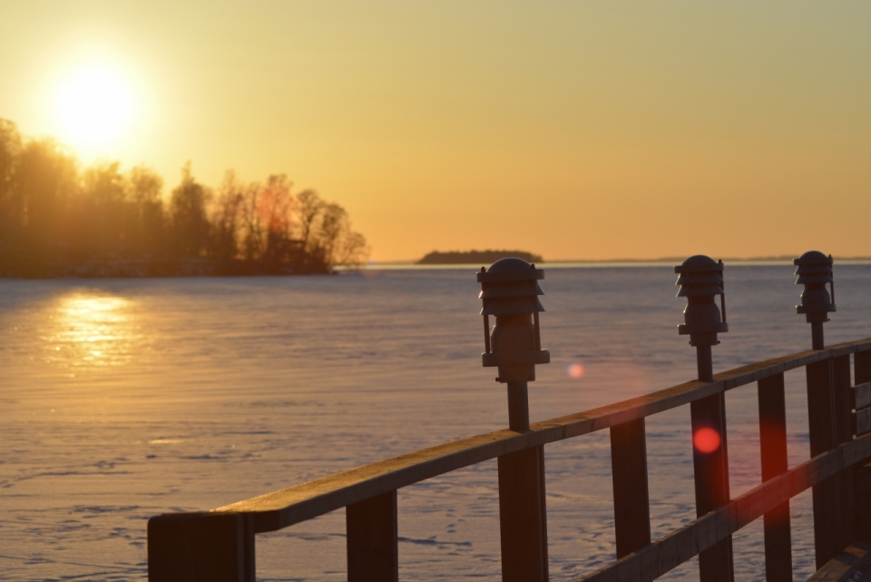 阳光自然户外湖泊前木制栏杆