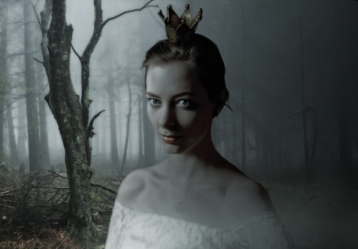 树林中带着皇冠的白衣女子特写