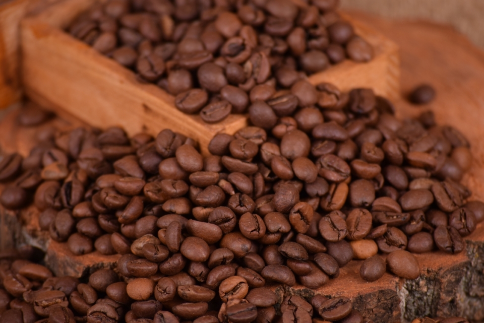 自然木块边褐色新鲜美味健康咖啡豆