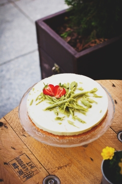 餐桌上白色绿色抹茶蛋糕美食