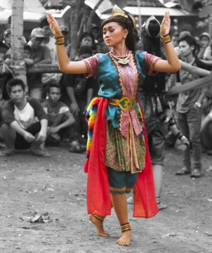 跳民族舞的美女灰色背景高清特写