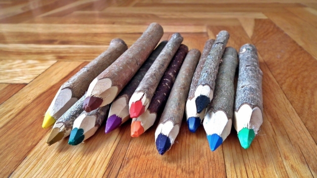 微距摄影_地板上摆放各色实木彩色铅笔