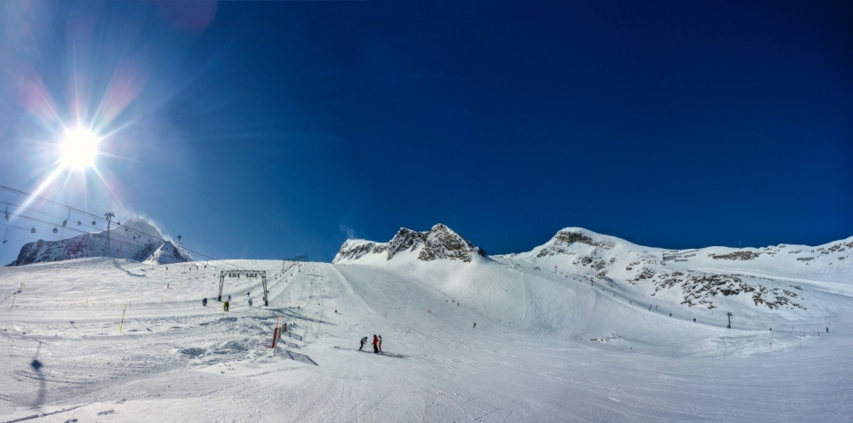 艳阳高照滑雪场雪地风光美景