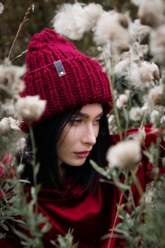 蒲公英好草丛中戴红帽的欧美美女