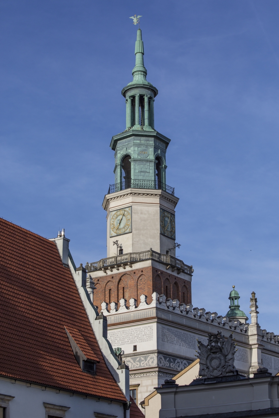 波兰城市中有钟塔的教会建筑
