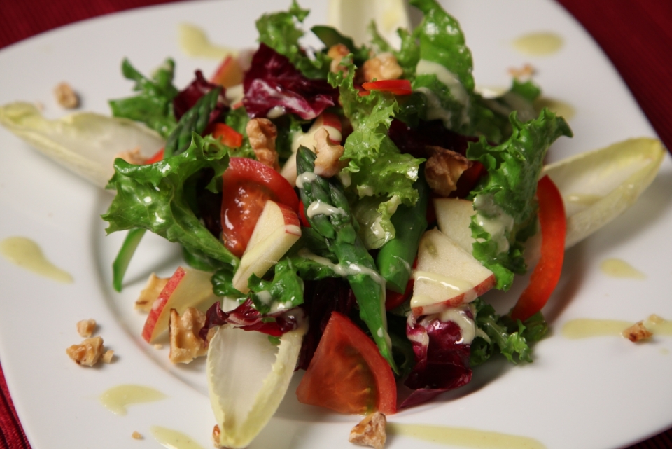红色桌面白色盘子美味健康蔬菜沙拉