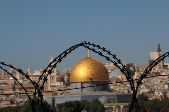 蓝色天空城市街道金色屋顶建筑