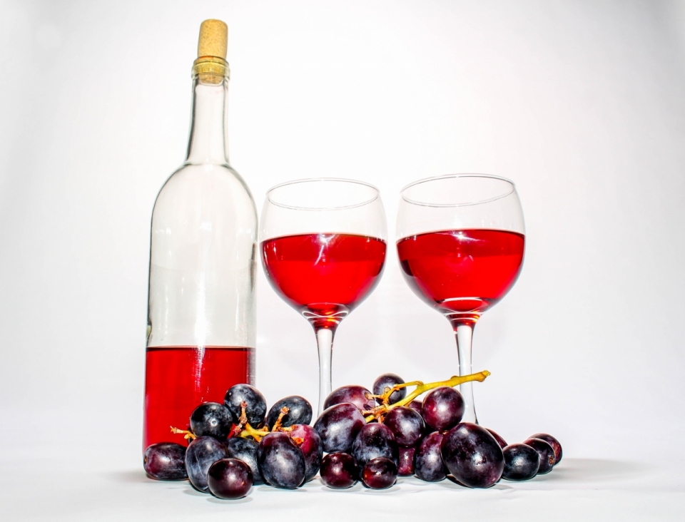白色背景玻璃杯玻璃瓶新鲜美味果汁葡萄