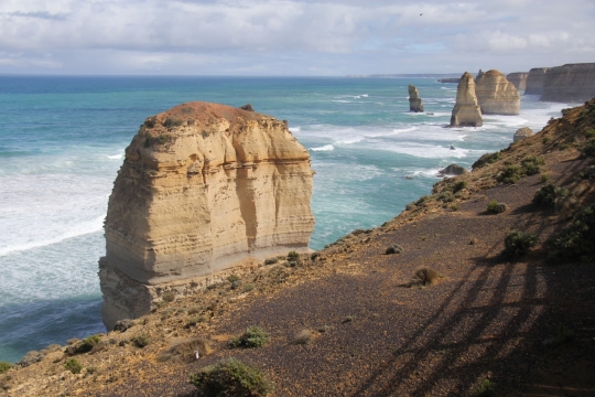 海边沙滩巨大石壁优美海景特写